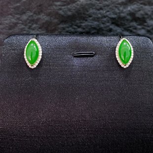 精致时尚 和田碧玉苹果绿高色马眼耳钉18k金镶嵌款 式