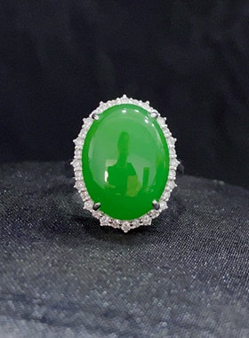 和田碧玉苹果绿蛋面戒指18k白金镶嵌款式精致时尚