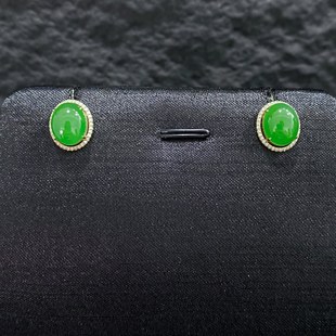 精致时尚 和田碧玉苹果绿蛋面耳钉18k金镶嵌款 式