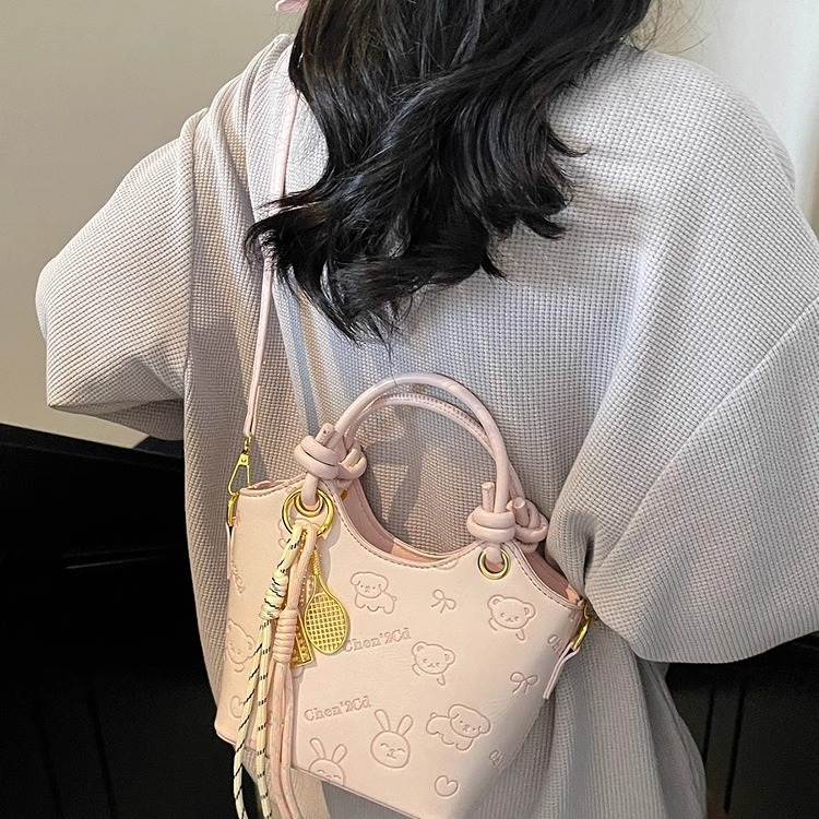 水桶包包女式2025新款夏季轻奢超火小众高级质感小个子通勤斜挎包