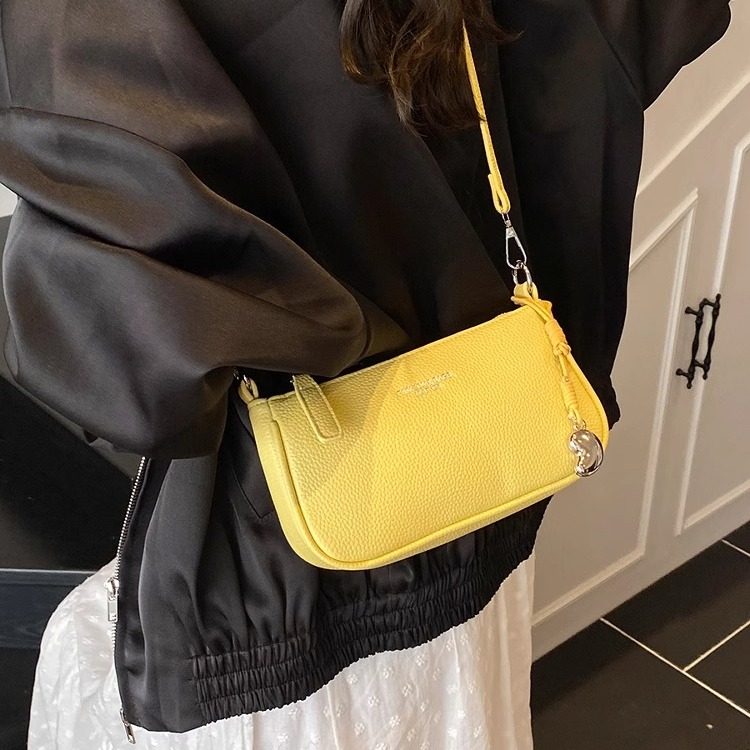 黄色超火腋下包包女式2025新款轻奢小众不撞款高级感通勤斜挎小包