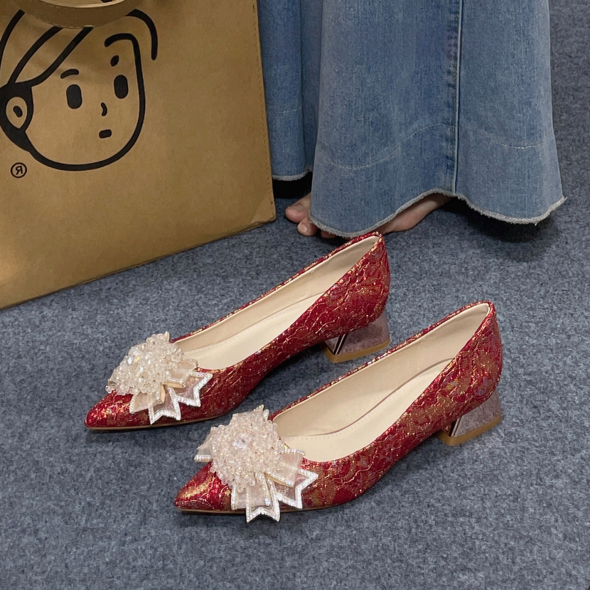 中式绝美红色刺绣婚鞋尖头粗跟新娘鞋女秀禾敬酒服孕妇不累脚单鞋