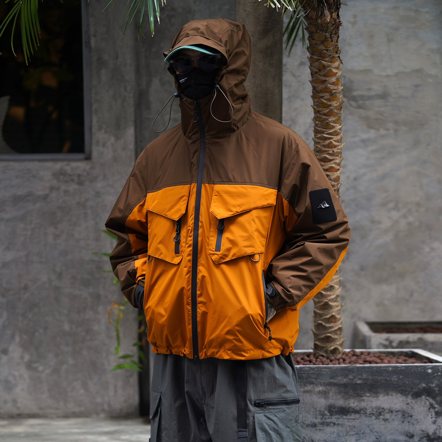 户外机能工装风连帽白鸭绒冲锋衣