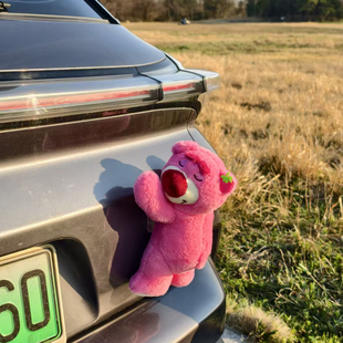 可爱趴草莓熊车尾挂件公仔汽车后备箱毛绒玩具电动摩托车网红玩偶