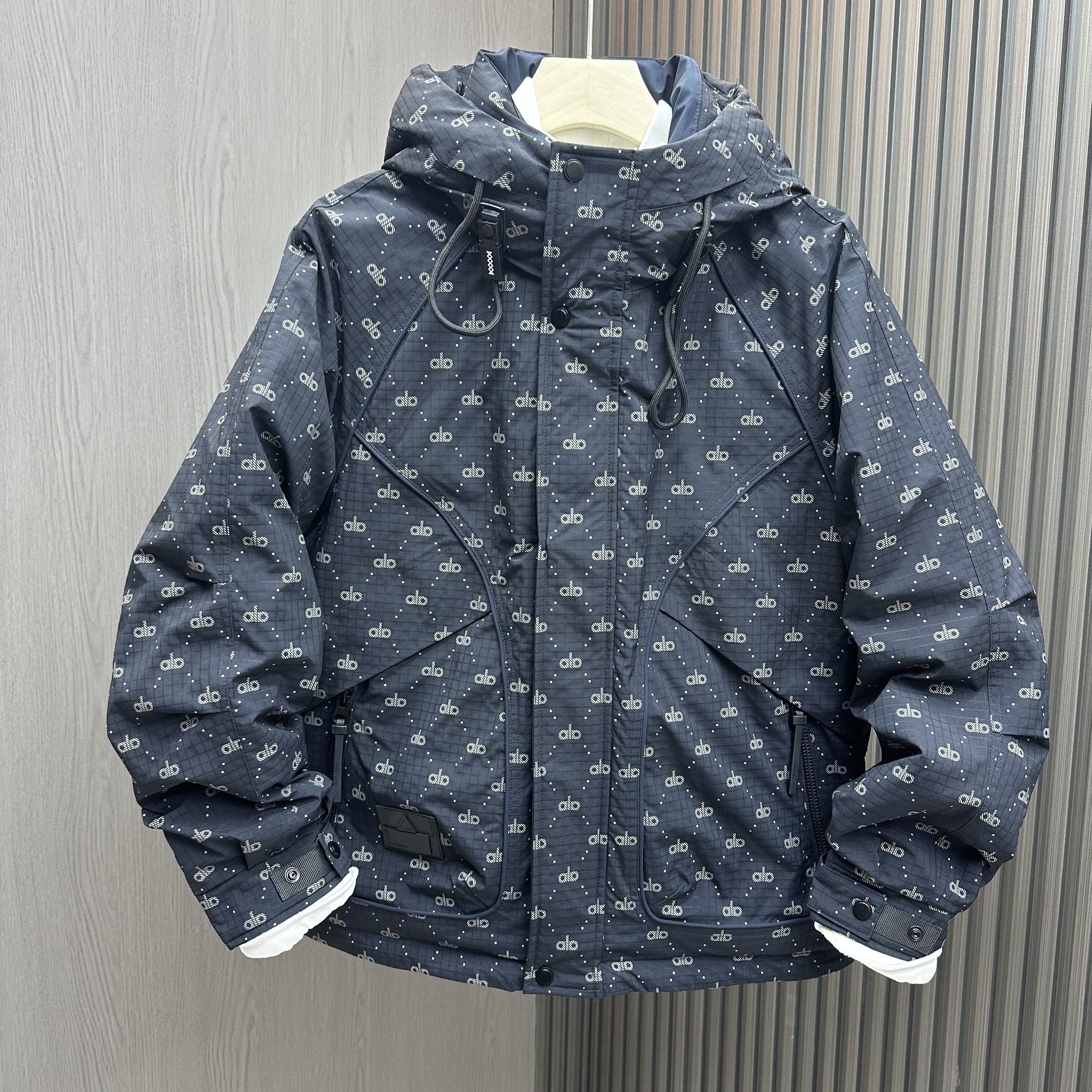 时尚潮流痞帅羽绒服男2025新款印花设计连帽工装大兜石墨烯冲锋衣