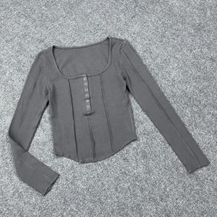 J2012夏季新款纯欲风单排扣露锁骨辣妹装低领修身小众长袖T恤