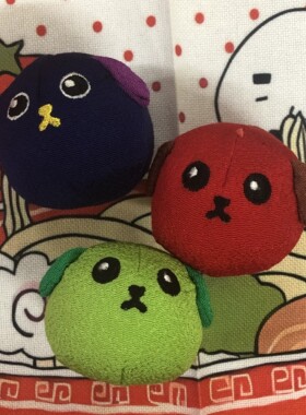 豌豆狗摆件创意绉布小玩具掌心豆袋解压娃娃绿色紫色红色送朋友礼