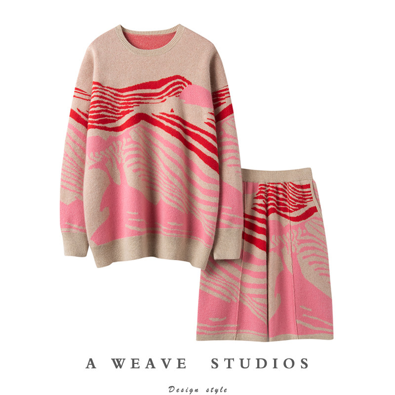 眼前一亮！复古酒红抽象提花廓形密织毛衣短裤纯山羊绒套装2024冬