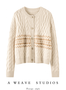 牧绒飞〓绒+〓杏色复古提花金扣圆领绞花羊绒毛衣开衫女2024新款