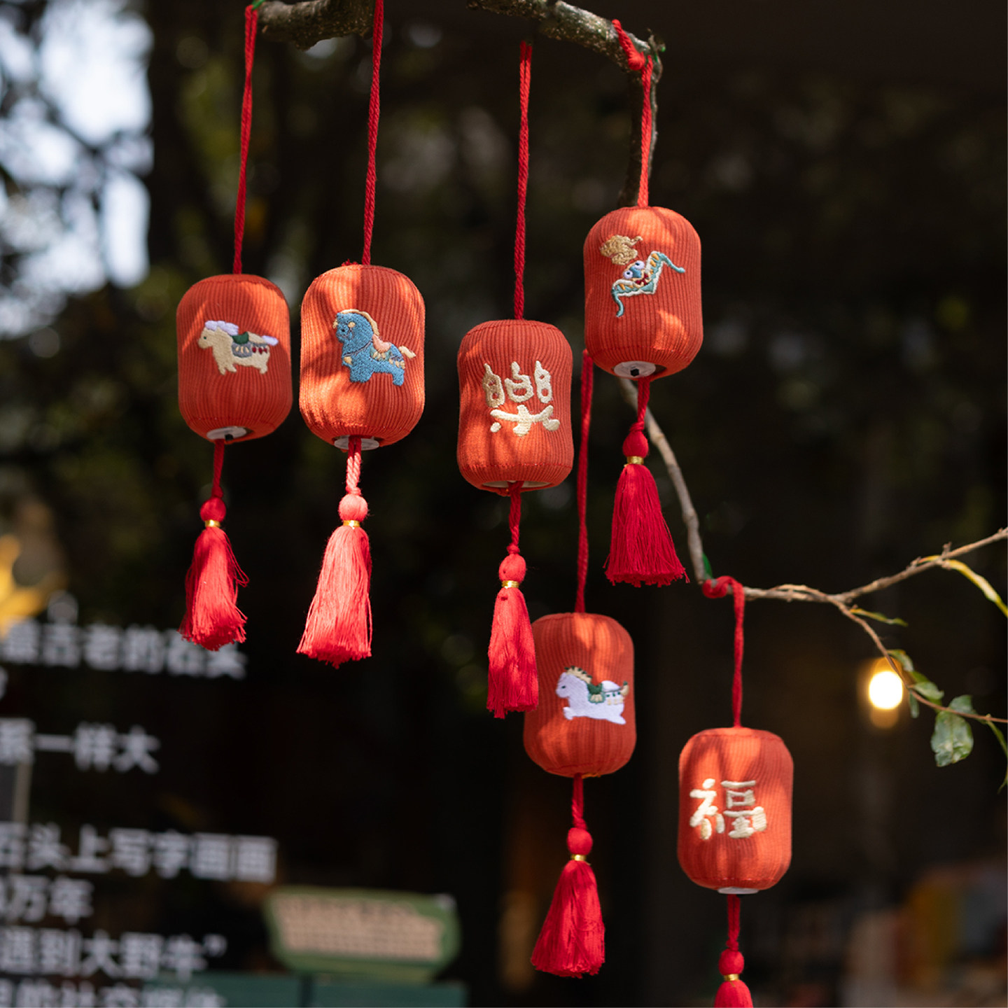 新年装饰小灯笼挂饰马年挂件过年春节红色喜庆中式绿植树场景氛围