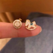 马上有钱 轻奢小马耳钉女不对称镶钻高级感耳环马年本命年耳饰