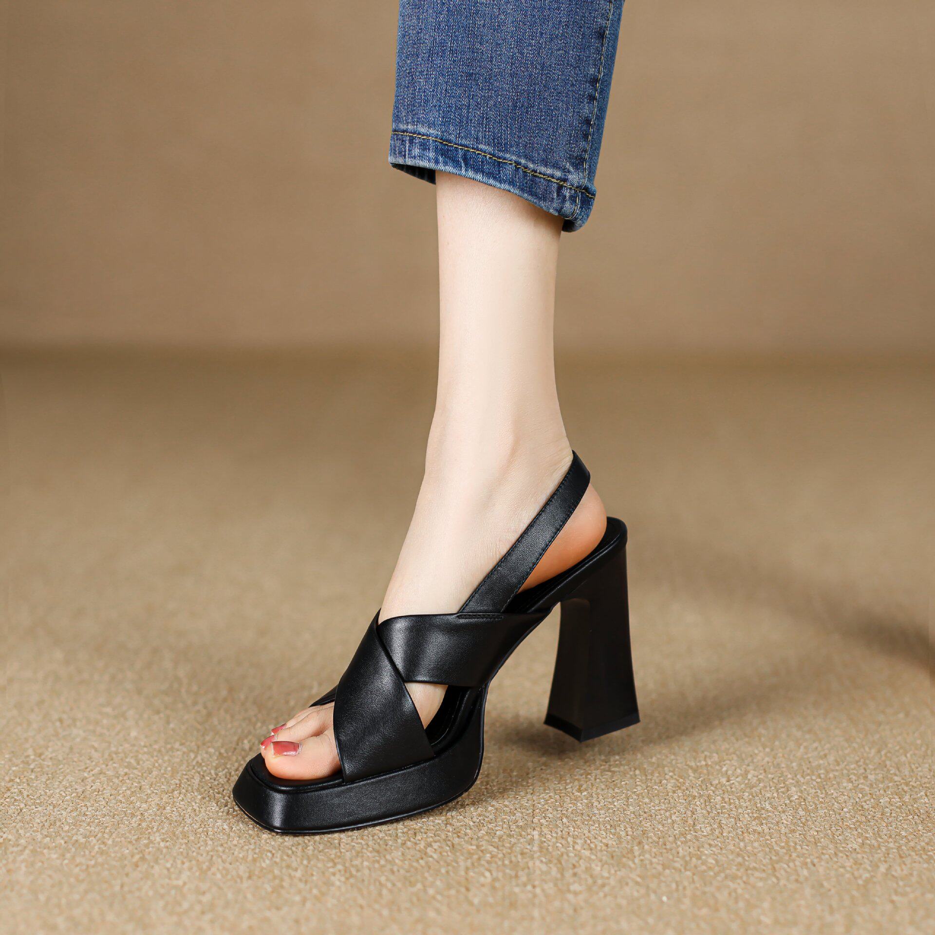 9.5cm黑色高跟凉鞋防水台方头粗跟一字扣罗马鞋舒适方头时尚