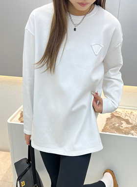 欧货白色长袖圆领三角标T恤女秋冬新款宽松打底中长款上衣7311