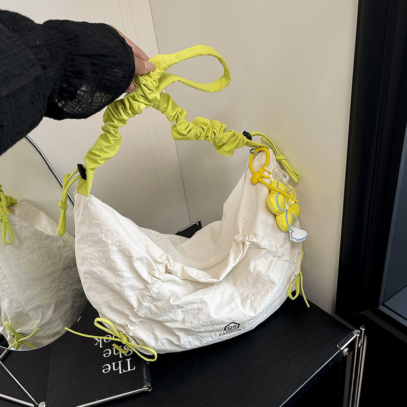 新款通勤斜挎包褶皱月牙流浪包单肩包女尼龙布饺子包大容量月牙包图片