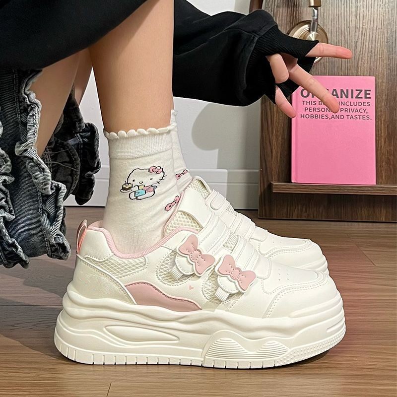 超软樱花粉蝴蝶小白鞋女2026春季新款配裙子爆款厚底圆头板鞋子女