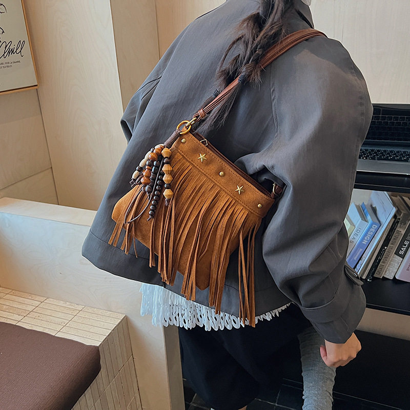 小众复古麂皮绒包包女2026新款时尚百搭斜挎手机包波西米亚流苏包