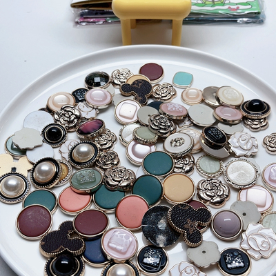 T62约2-2.5CM小香风贴片混发半斤约120个diy手工材料配件满30包邮