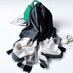 黑白格子披肩女冬季英伦风2023新款女士经典格纹围脖羊毛围巾薄款