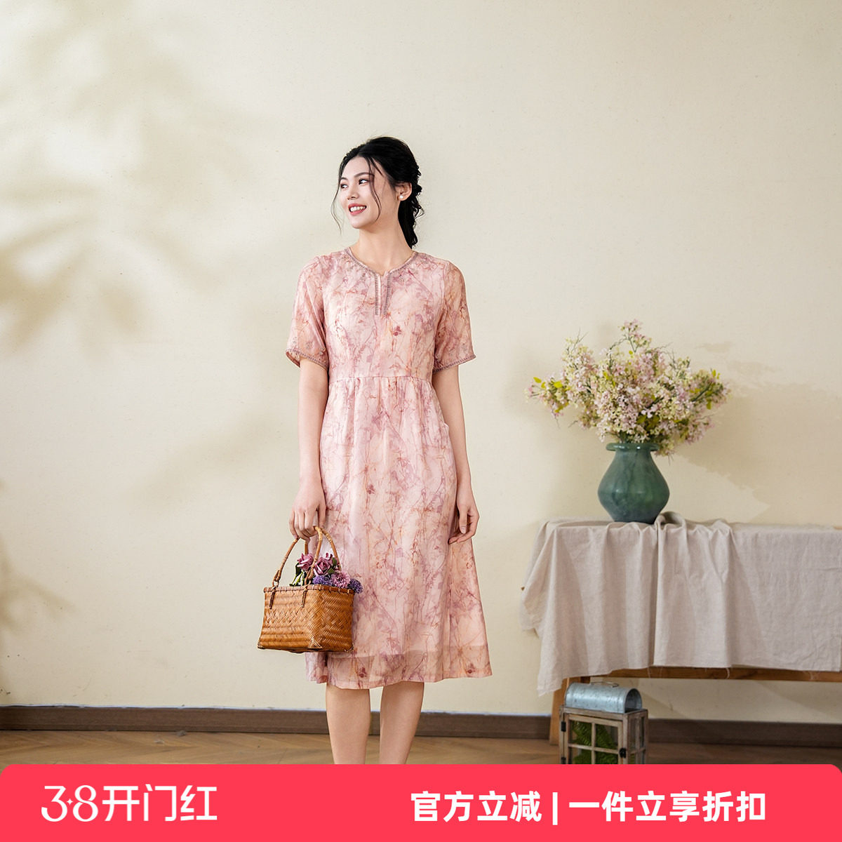 布符2025年夏季新款粉圆领刺绣连衣裙女装甜美减龄显瘦气质仙女裙