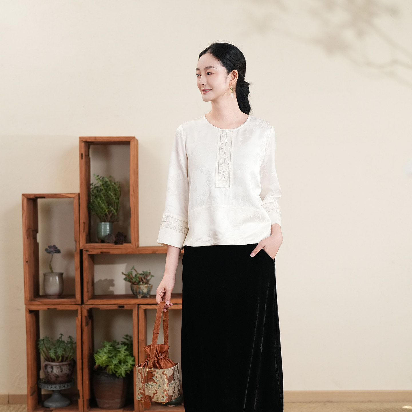 布符新中式「米白羊毛提花刺绣圆领上衣」2026年春季新品长袖T恤
