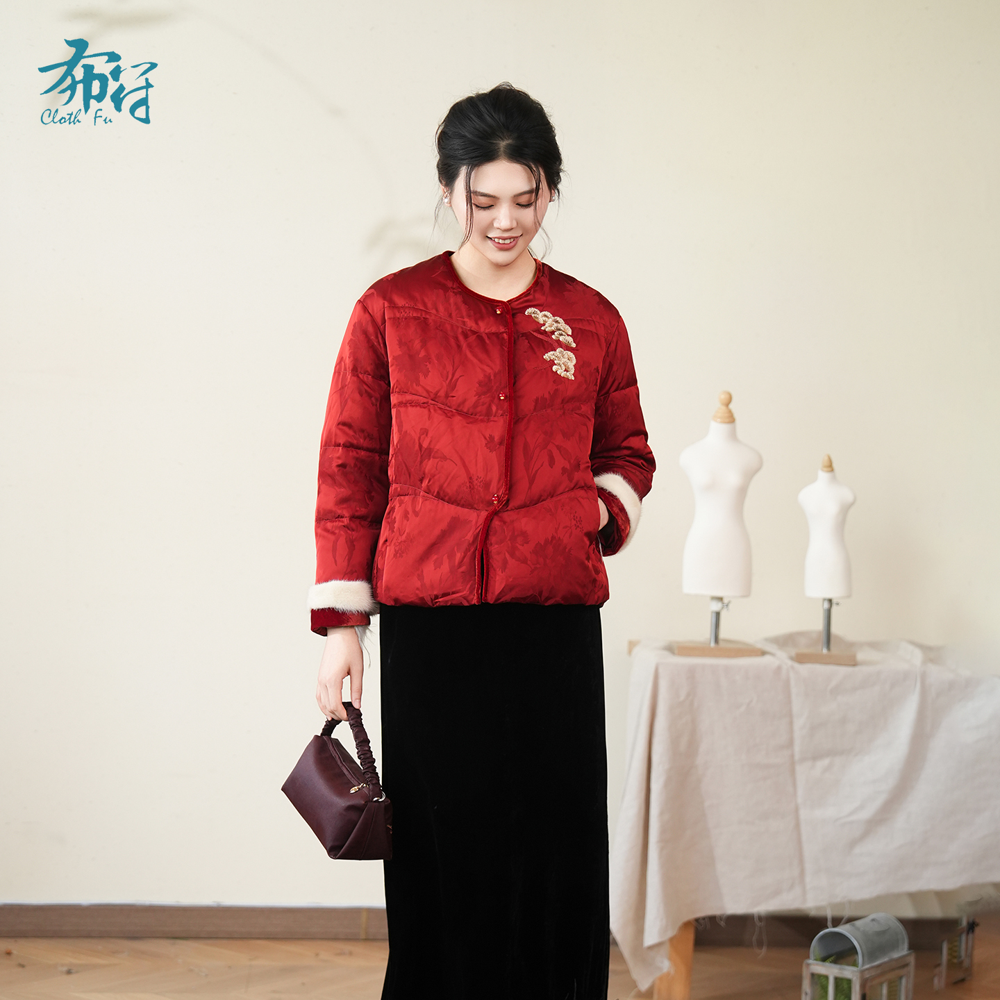布符新中式「红色圆领鹅绒服」2025年冬貂毛原创设计刺绣羽绒服女
