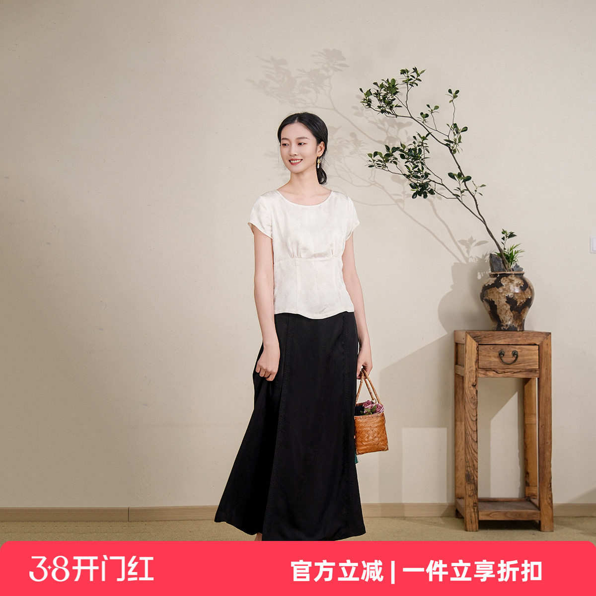 布符2025年夏季新款收胸圆领显瘦透气T恤修身优雅百搭短袖女装