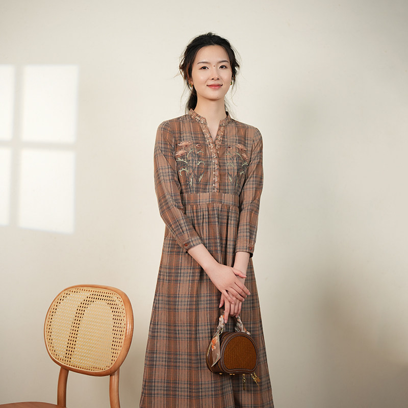 布符秋季新款桔兰格子开口领刺绣连衣裙休闲百搭女士长裙