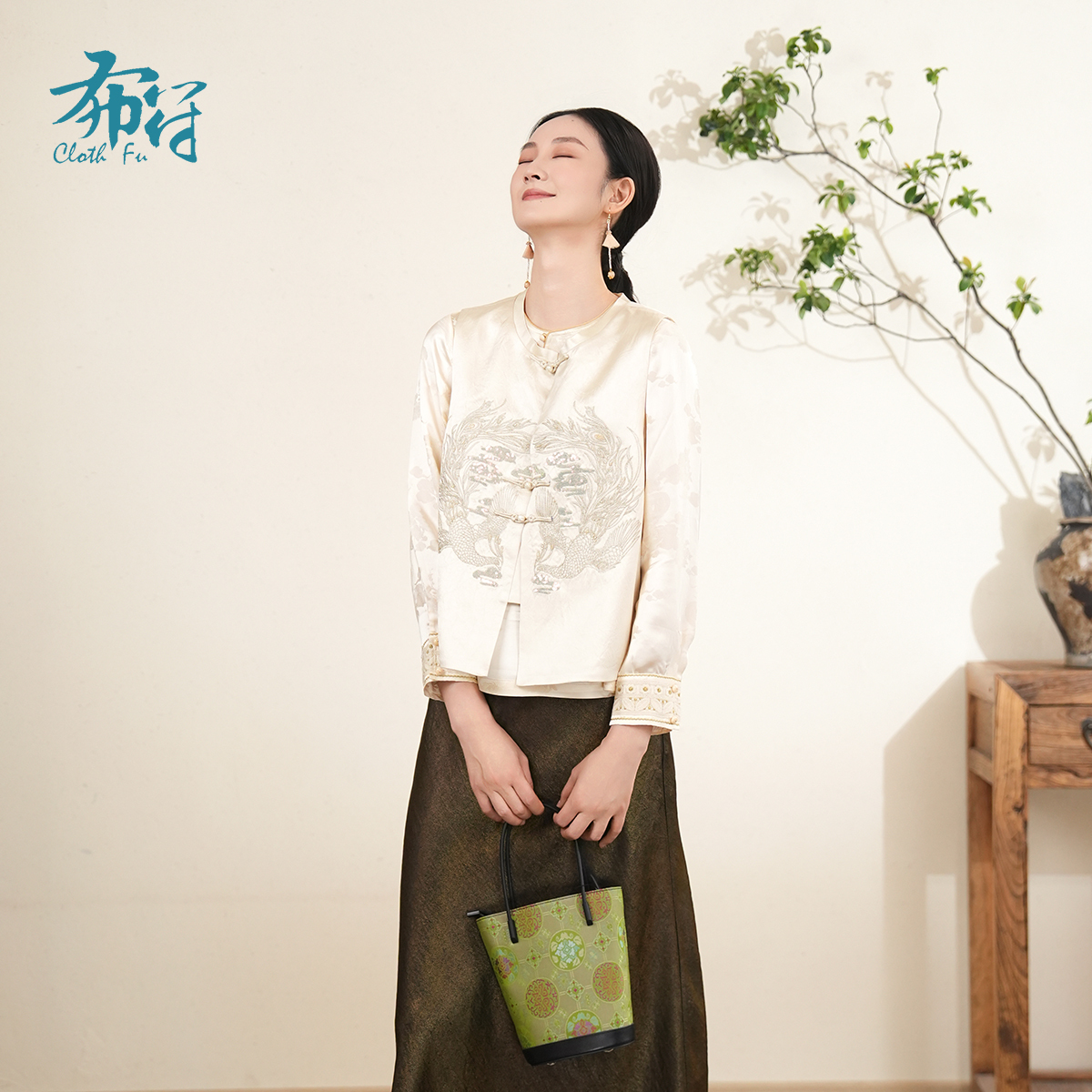 布符2025年秋新款女装醋酸面料双凤刺绣马甲圆领盘扣亮片复古百搭