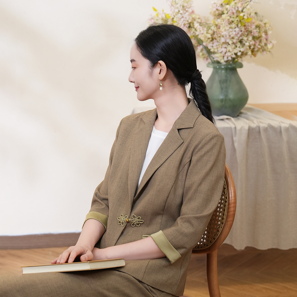 布符2025春新款双攀缘结手工盘扣西装女工艺修身气质职业装