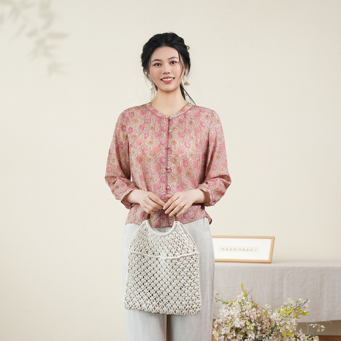 布符新中式「粉韵花簇附花边灯笼袖上衣」2026年夏季新品短袖上衣