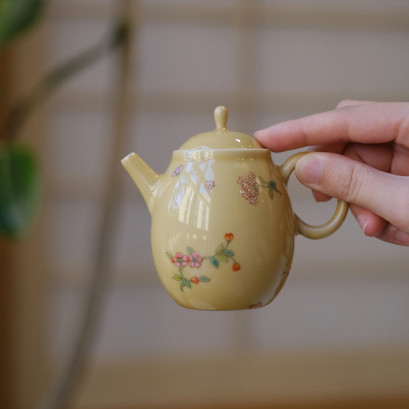 小谦山房手绘粉彩娇黄小茶壶