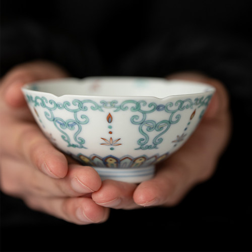 青花斗彩如意忍冬纹主人杯