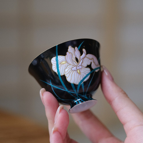 鸢尾花黑地珐琅彩剔花描金主人杯