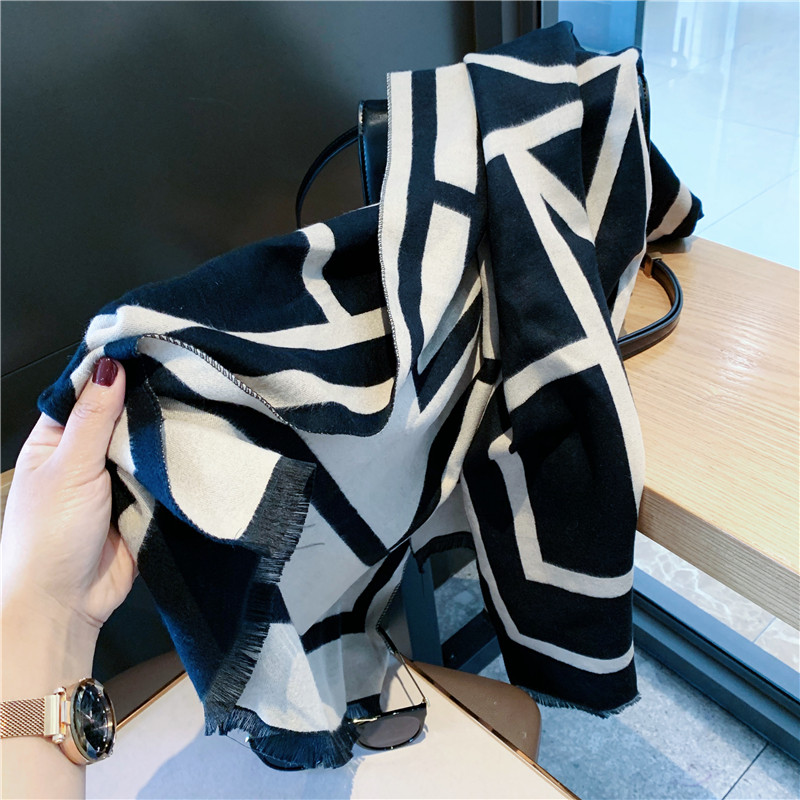 仿羊绒两用大披肩外搭纯色围巾