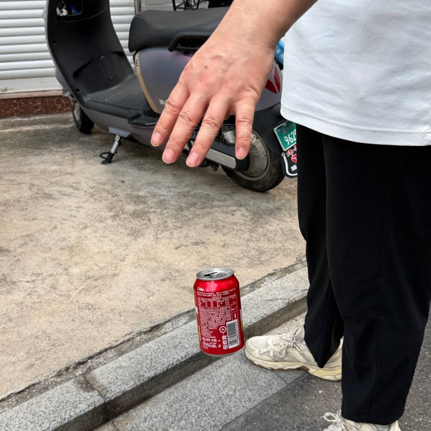 隔空取物易拉管掉地上收起可乐