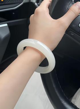 轻奢时尚女玉髓扁圆贵妃镯