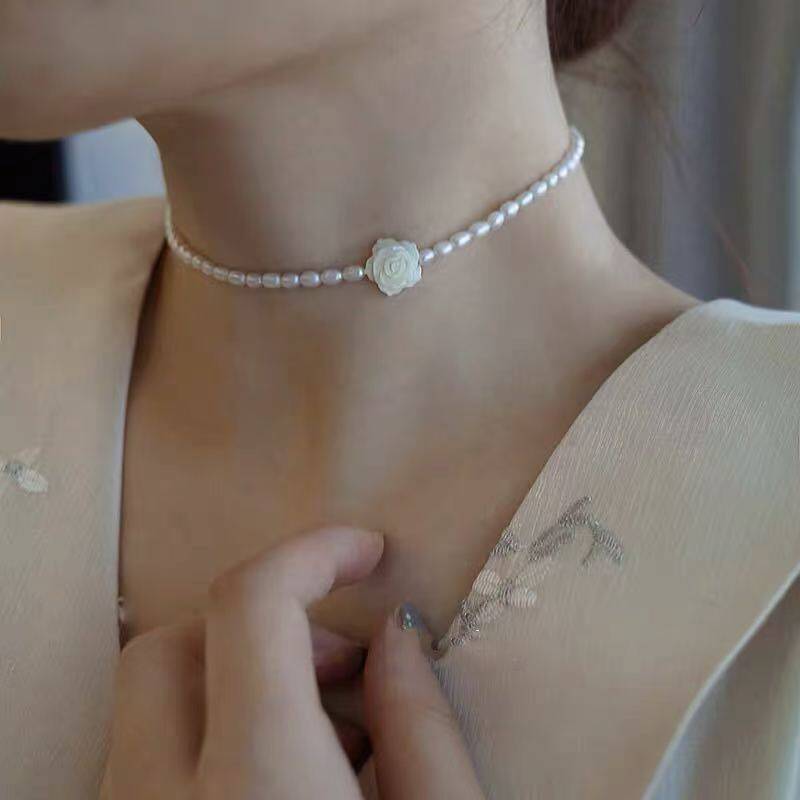 设计师款珍珠短款花朵项链女轻奢小众锁骨链圆珠链白色温婉