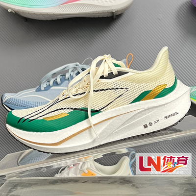 李宁男女跑鞋轻弹减震