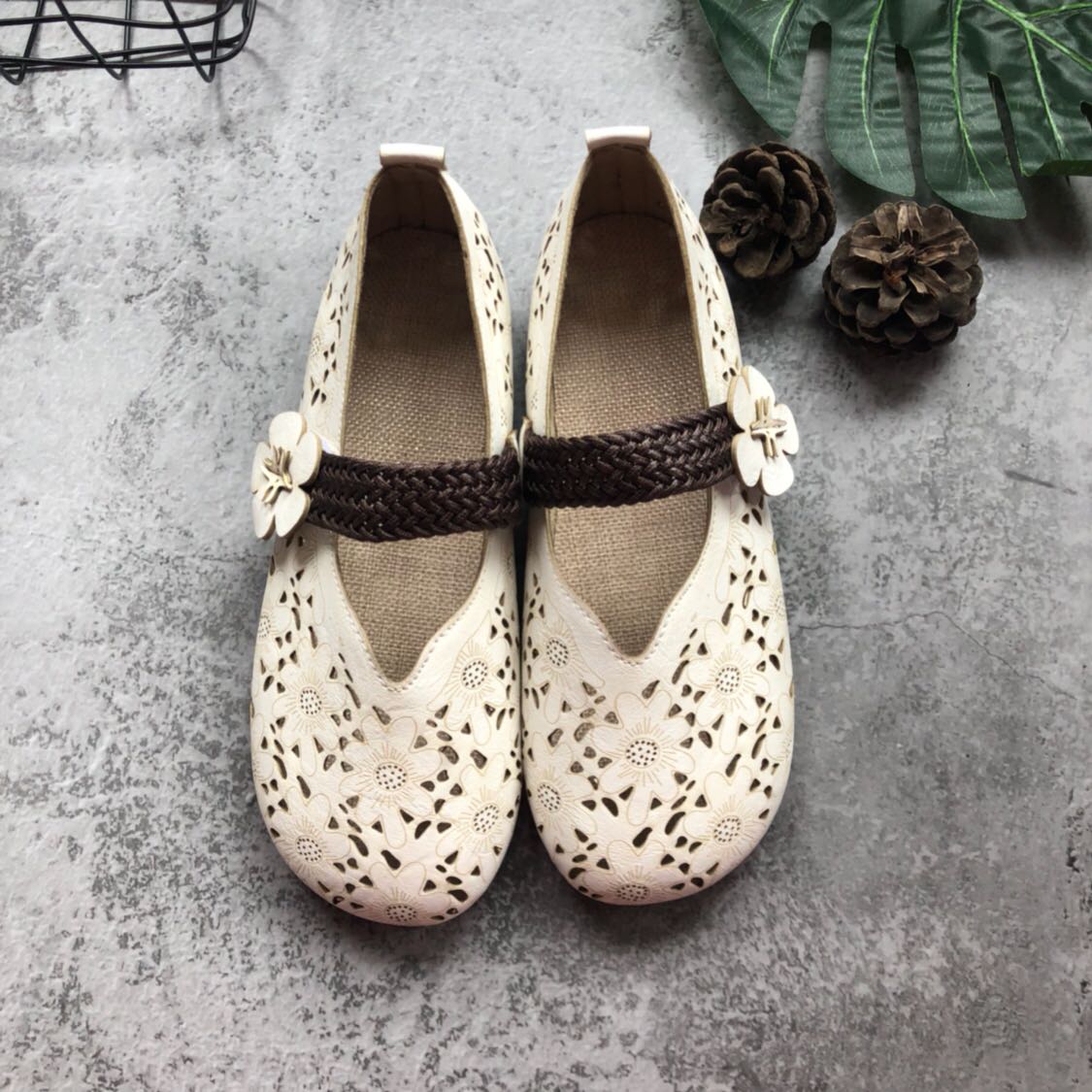 森女复古文艺一字带百搭洞洞鞋