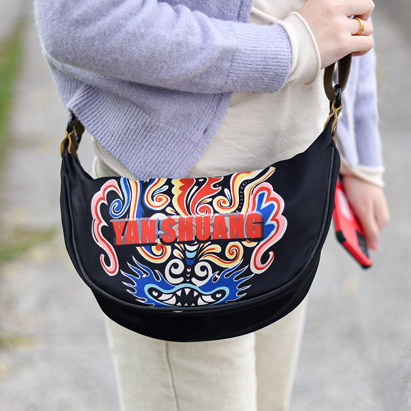 阎双原创月牙斜挎包女休闲小包2025新款轻便布包时尚单肩徐丽同款