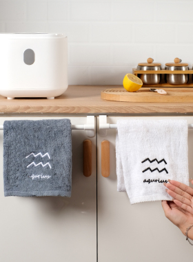 家用毛巾架免打孔壁挂橱柜门门后收纳挂架免钉单杆收纳架抹布挂杆