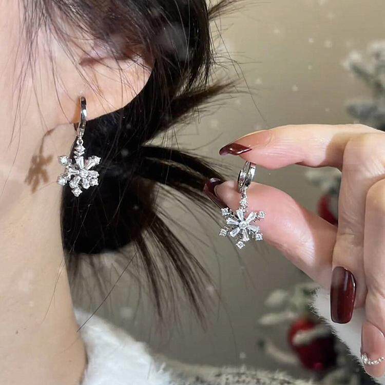 秋冬新款旋转雪花吊坠耳扣耳环女轻奢小众高级感时尚气质百搭耳饰