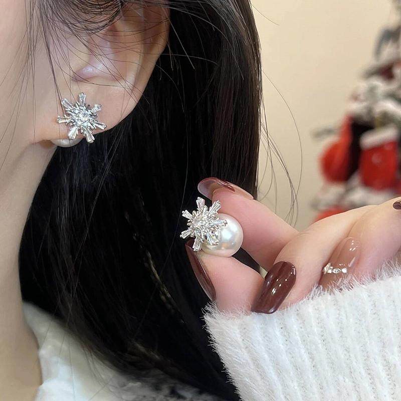 一款两戴银色锆石雪花珍珠耳环女