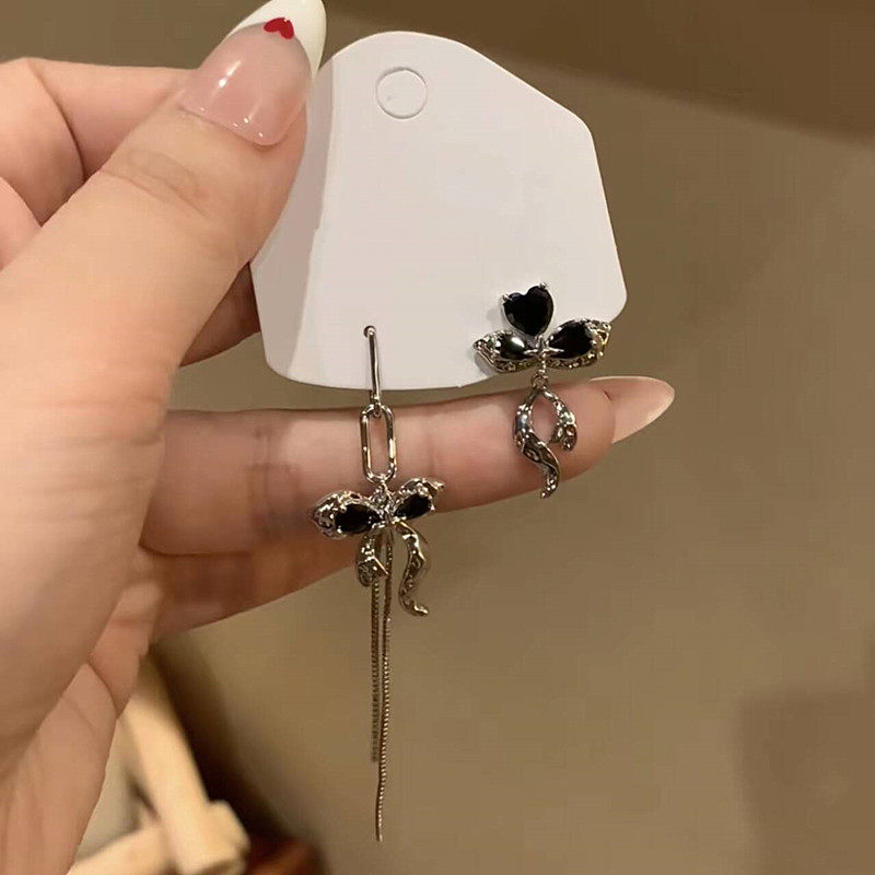 黑色锆石不对称蝴蝶结流苏耳环