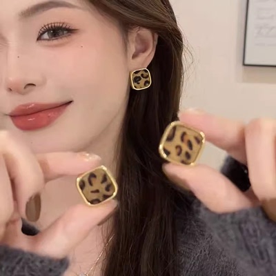 s925银针秋冬新款豹纹方块耳钉女