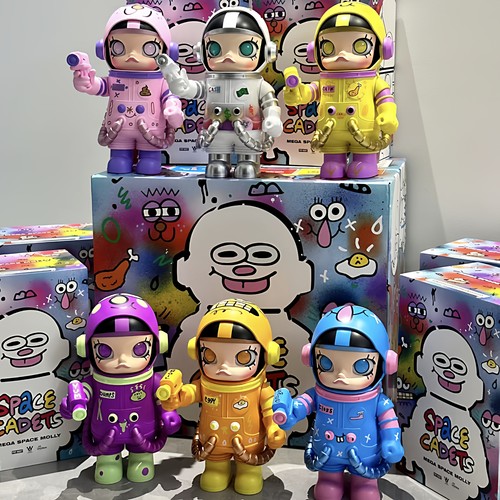 POPMART泡泡玛特MEGA MOLLY 400体乔恩·伯格曼大娃手办家居摆件