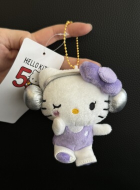 日系50周年紫色耳机hellokitty包包挂件毛绒kt猫公仔钥匙扣包挂饰