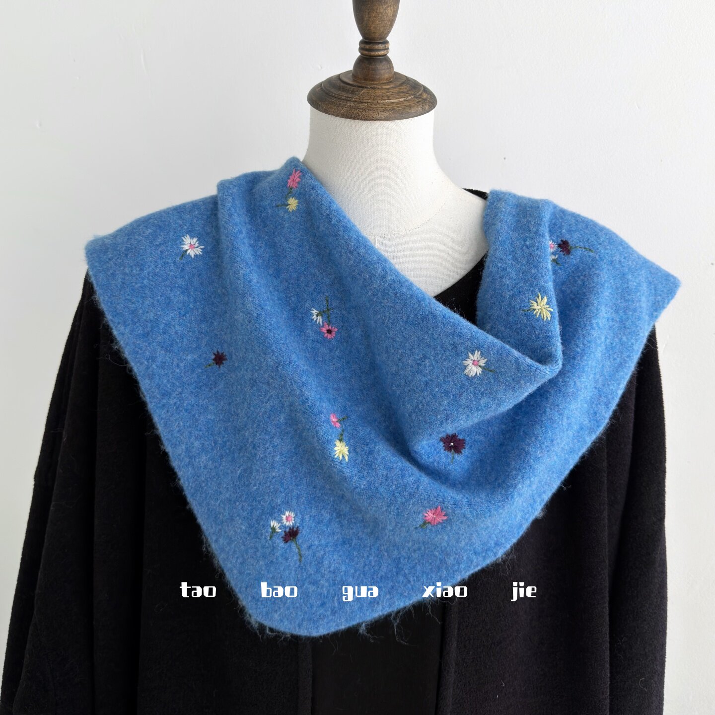 2026年新款刺绣小雏菊蓝色三角巾女秋冬季韩版含羊毛保暖围巾披肩