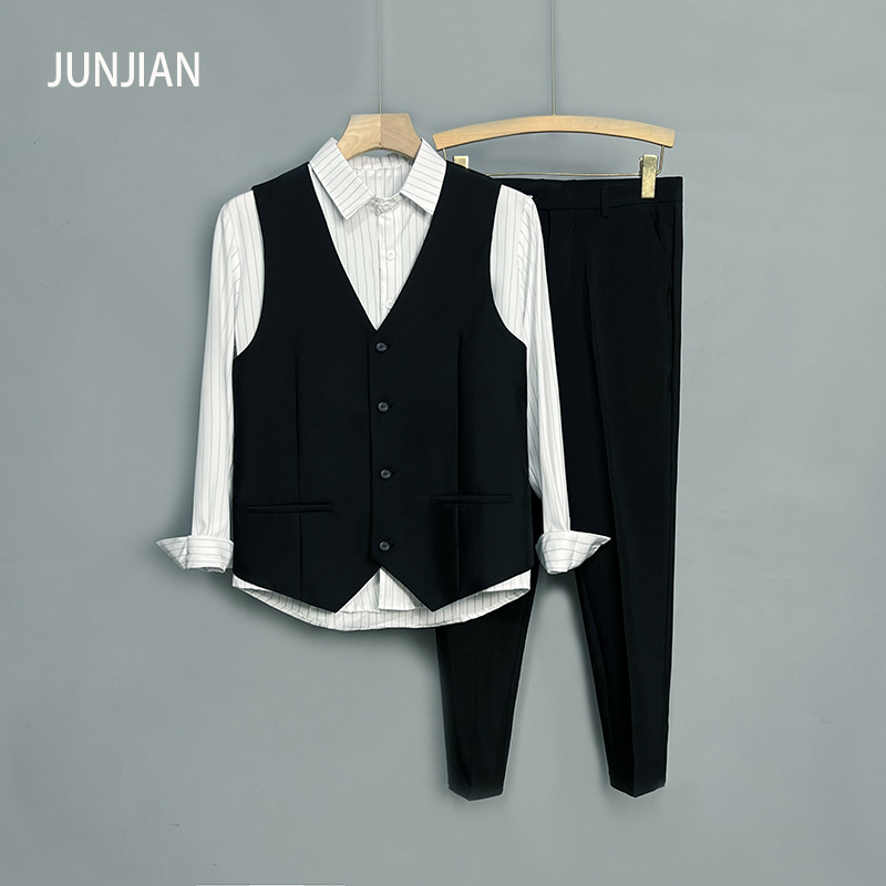 条纹衬衫黑马甲黑西裤男三件套