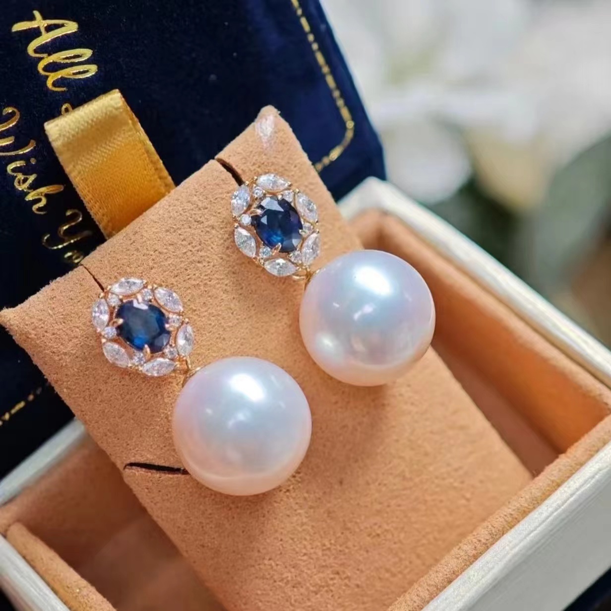 18K金镶嵌椭圆形蓝宝石耳钉